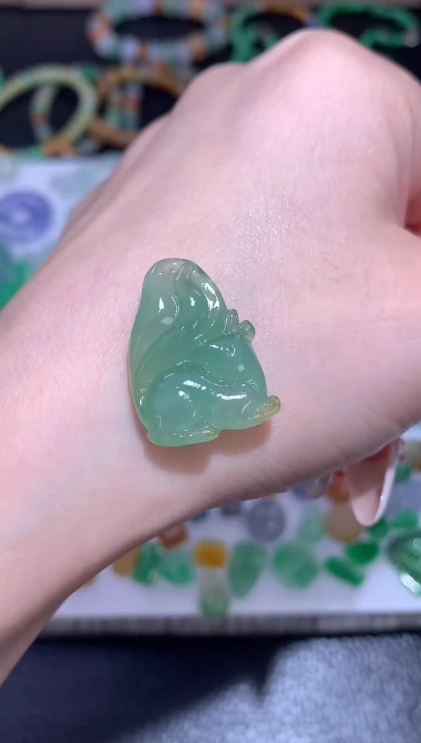 定制翡翠未镶嵌九尾狐