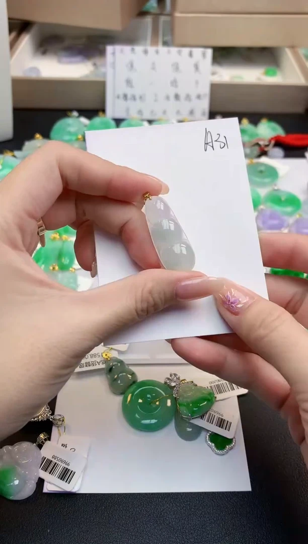 颈饰18K金镶嵌翡翠天然缅甸A货翡翠