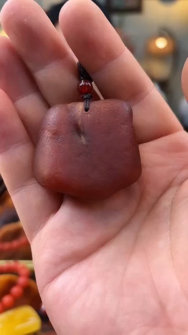 未镶嵌颈饰琥珀吊坠