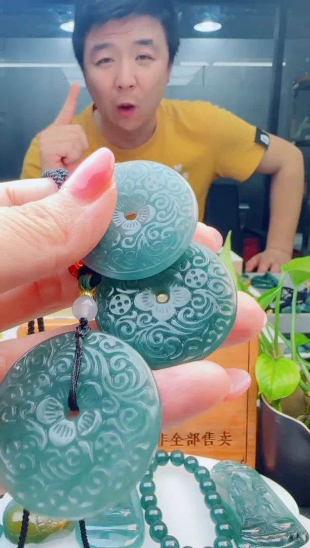 翡翠未镶嵌颈饰多样性发货其中一件