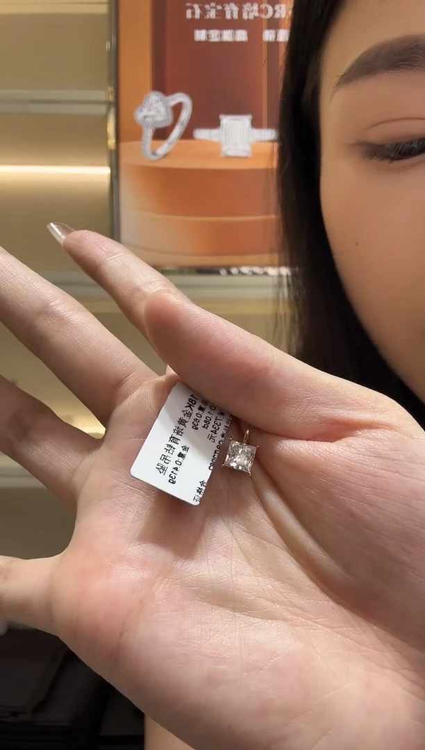 18K金镶嵌合成钻石方形