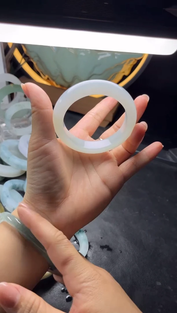 翡翠手镯未镶嵌正圈