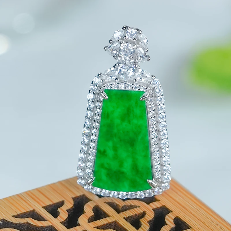 天然翡翠A货镶嵌精致豪镶扇形设计冰辣阳绿龙石银白无事牌单吊坠