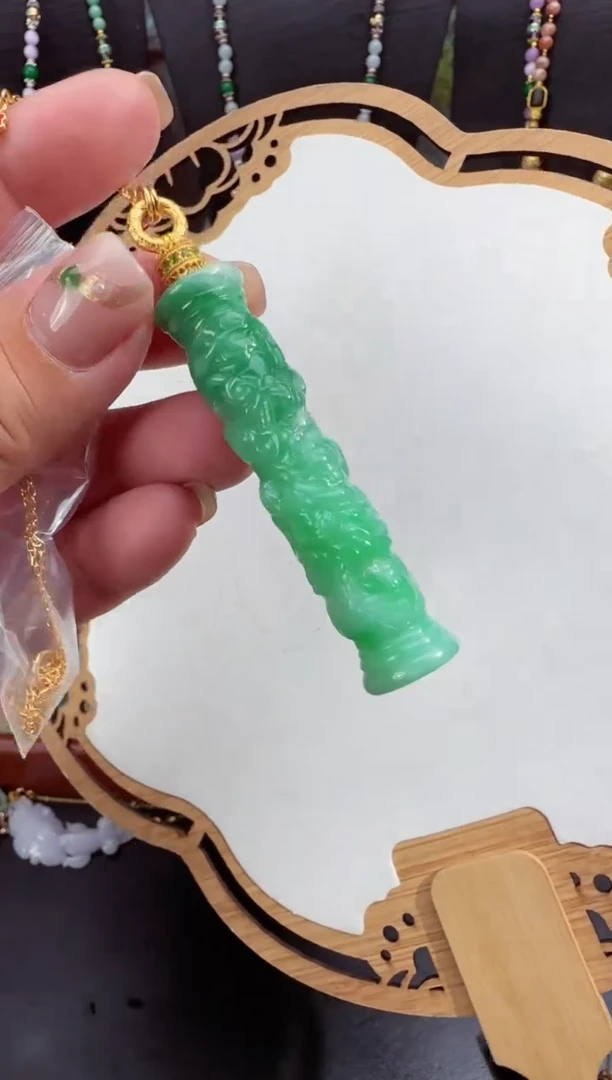 翡翠未镶嵌颈饰拍照
