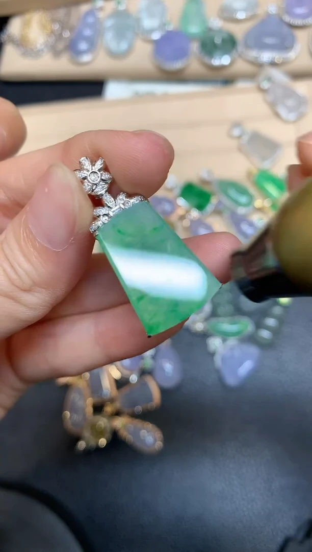 【闪购商品】翡翠颈饰18K金镶嵌无事牌【无服务费