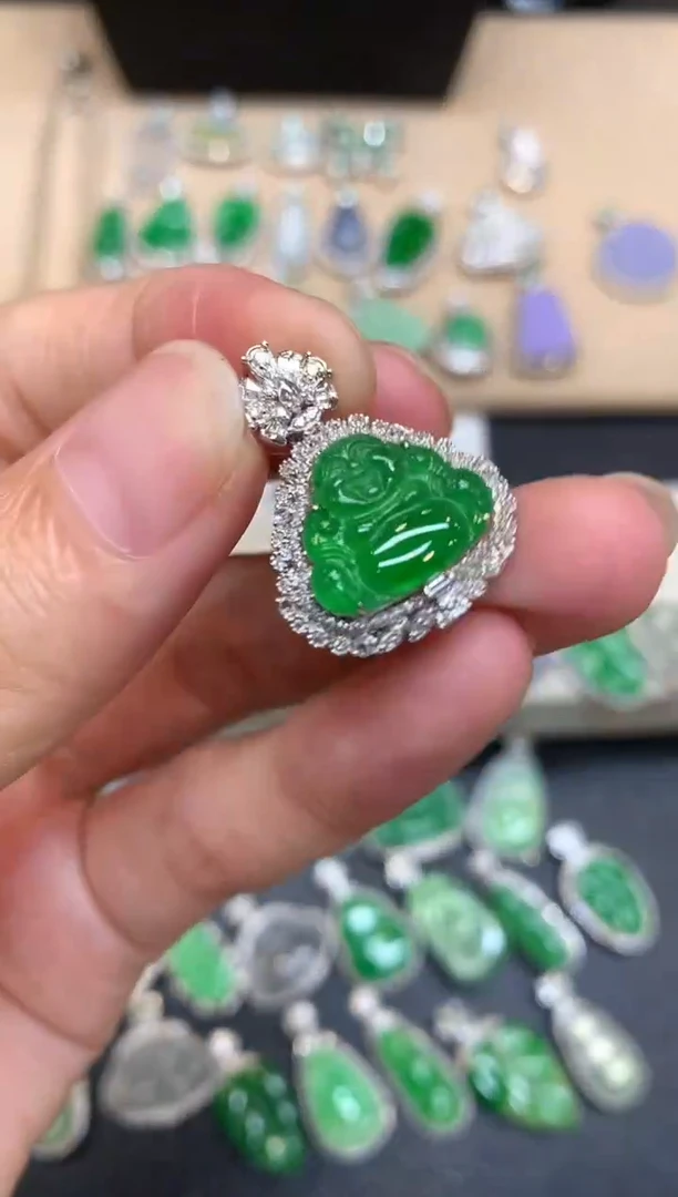 颈饰18K金镶嵌翡翠佛公【无服务费