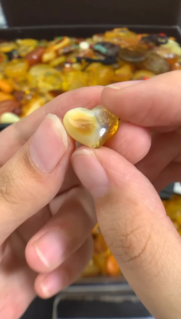 蜜蜡未镶嵌珠宝奇石1