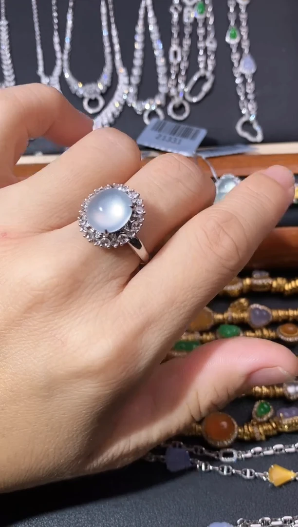 18K金镶嵌戒指翡翠戒指