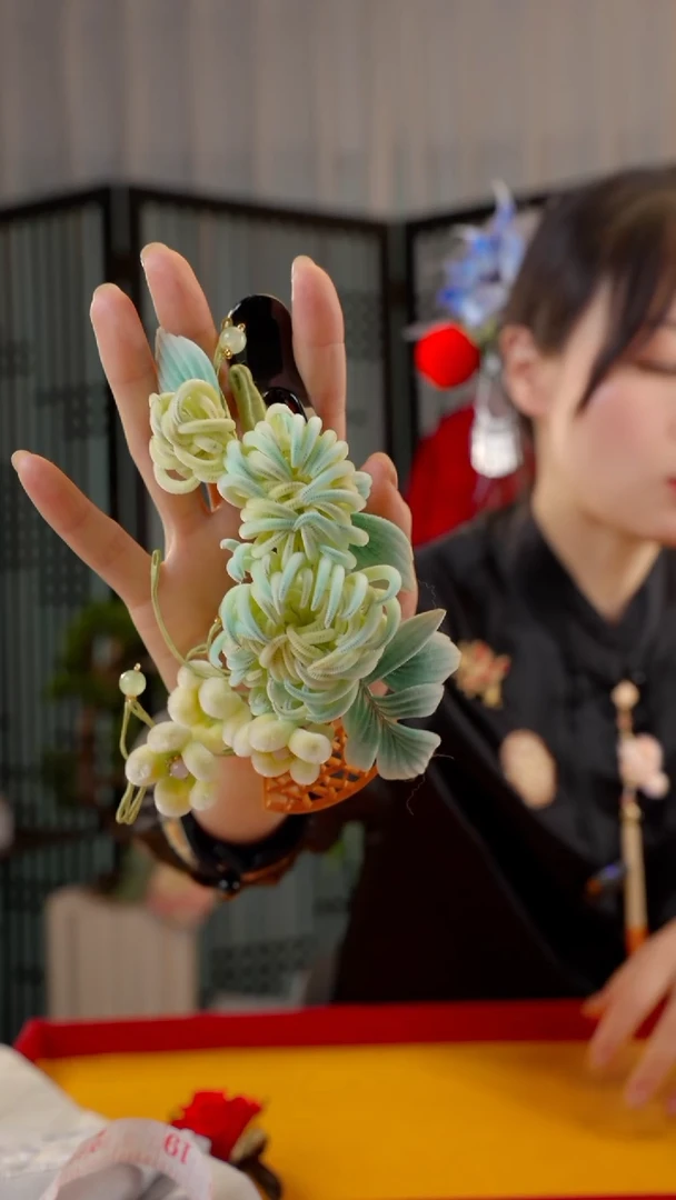 刺绣非遗绒花饰品