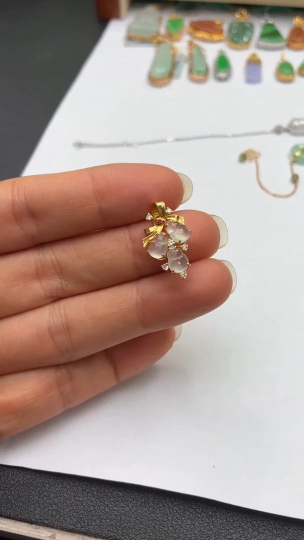 颈饰18K金镶嵌翡翠天然翡翠A货
