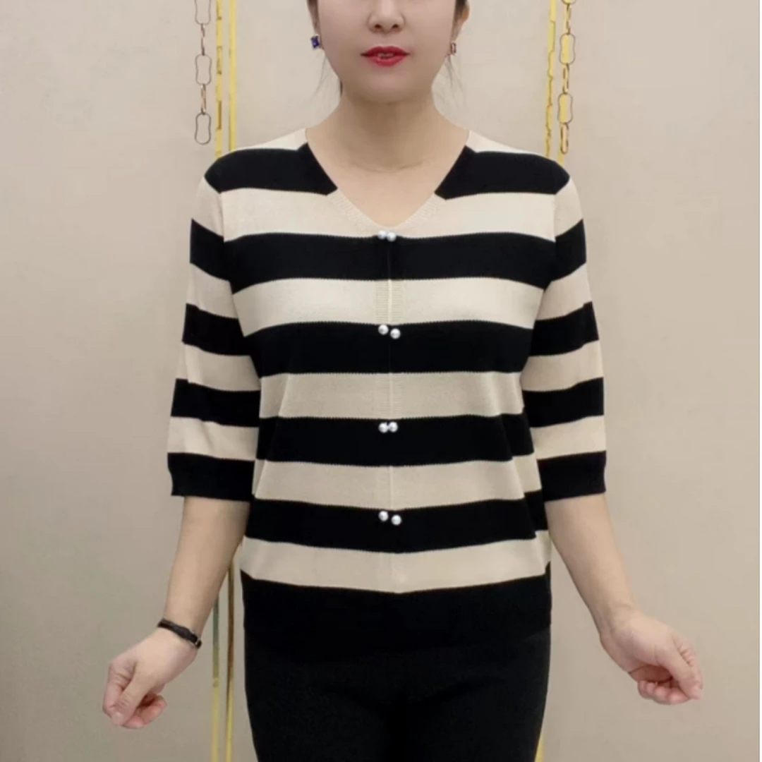 2025秋冬款优雅女士条纹V领上衣时尚百搭通勤上衣七分袖显瘦毛衣