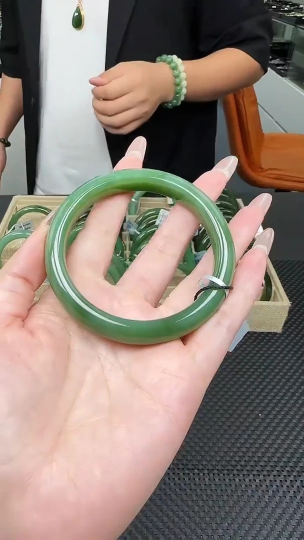 未镶嵌手镯和田玉一支，59圈口