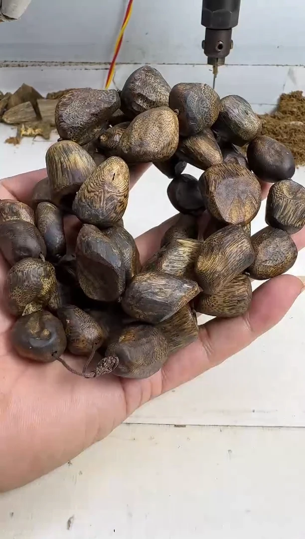 沉香手串随形树丁多圈121克