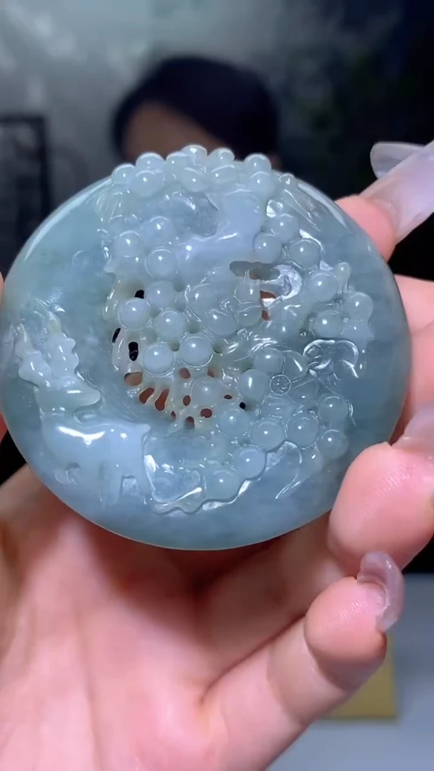 翡翠未镶嵌颈饰雕刻