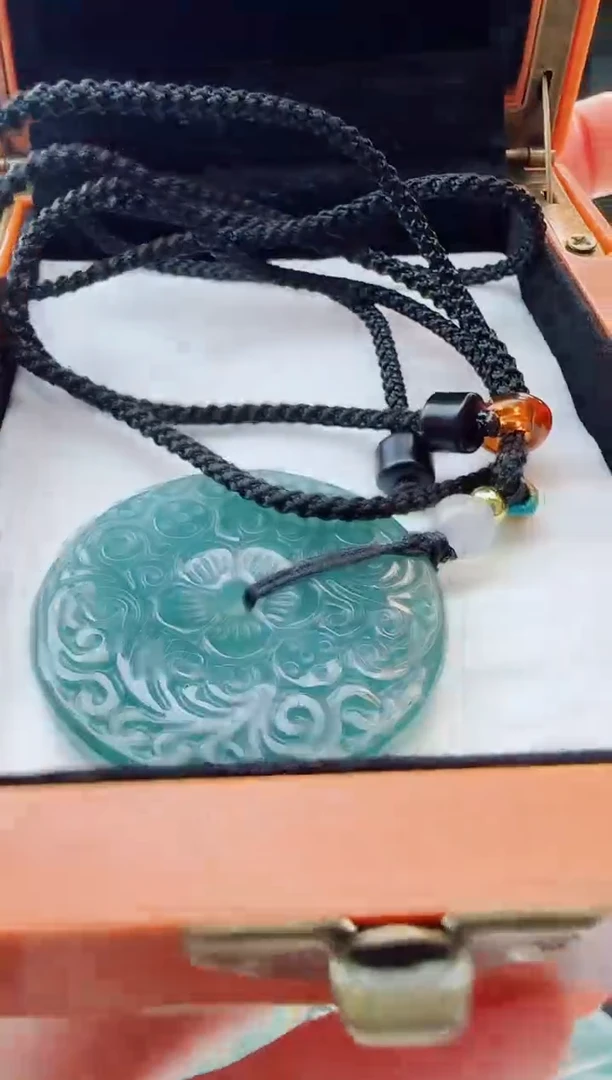 翡翠未镶嵌颈饰多样性发货其中一件