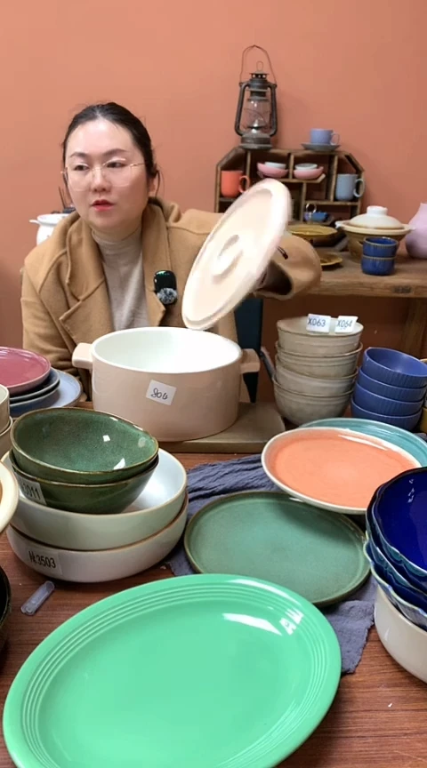 【闪购商品】碗辣804陶瓷双耳带盖碗粉色