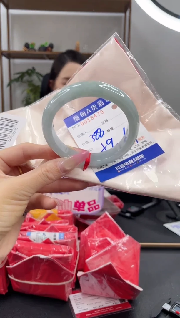 未镶嵌手镯翡翠388.00