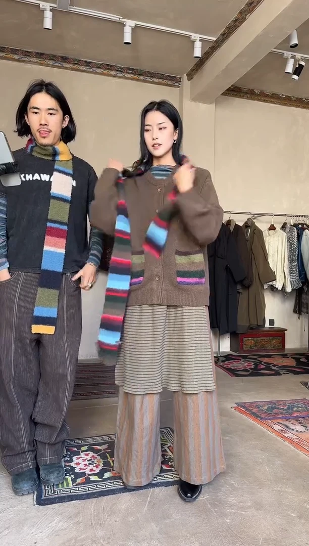 kwc粉色彩条围巾