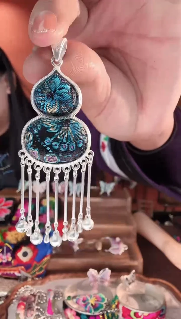 织绣手工苗绣刺绣吊坠34