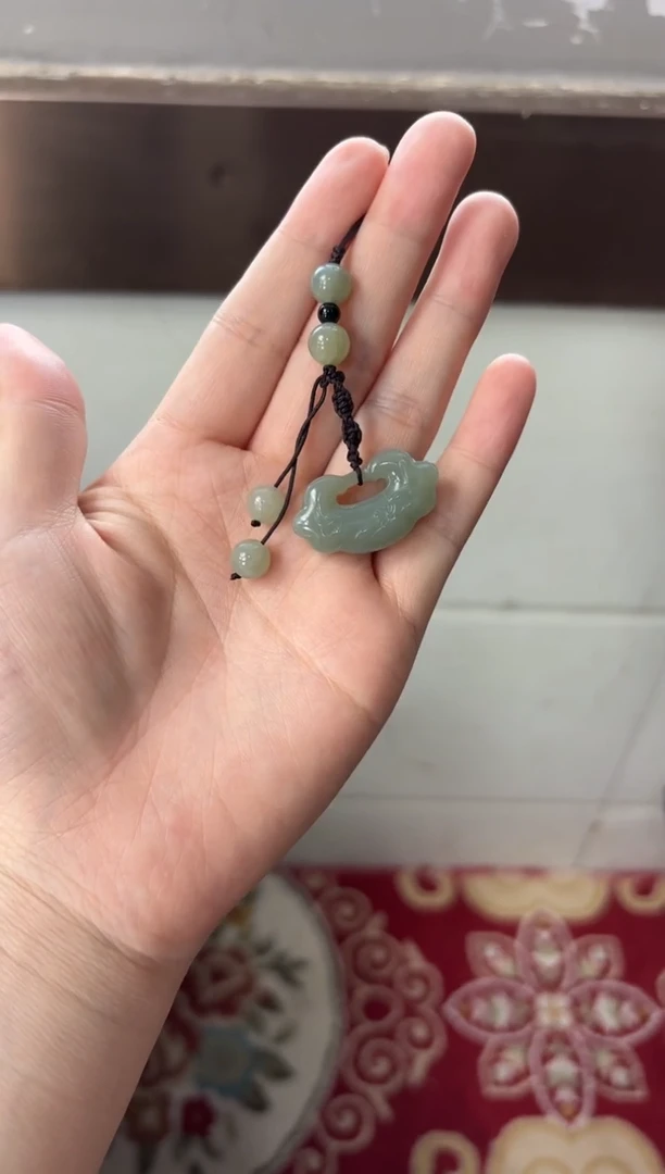 【闪购商品】和田玉吊坠(赠链)未镶嵌且末微色差近矿吊坠