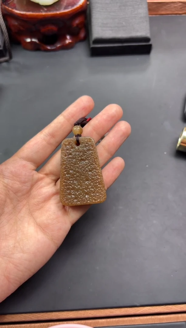 【闪购商品】和田玉吊坠(赠链)未镶嵌且末金山微色差吊坠