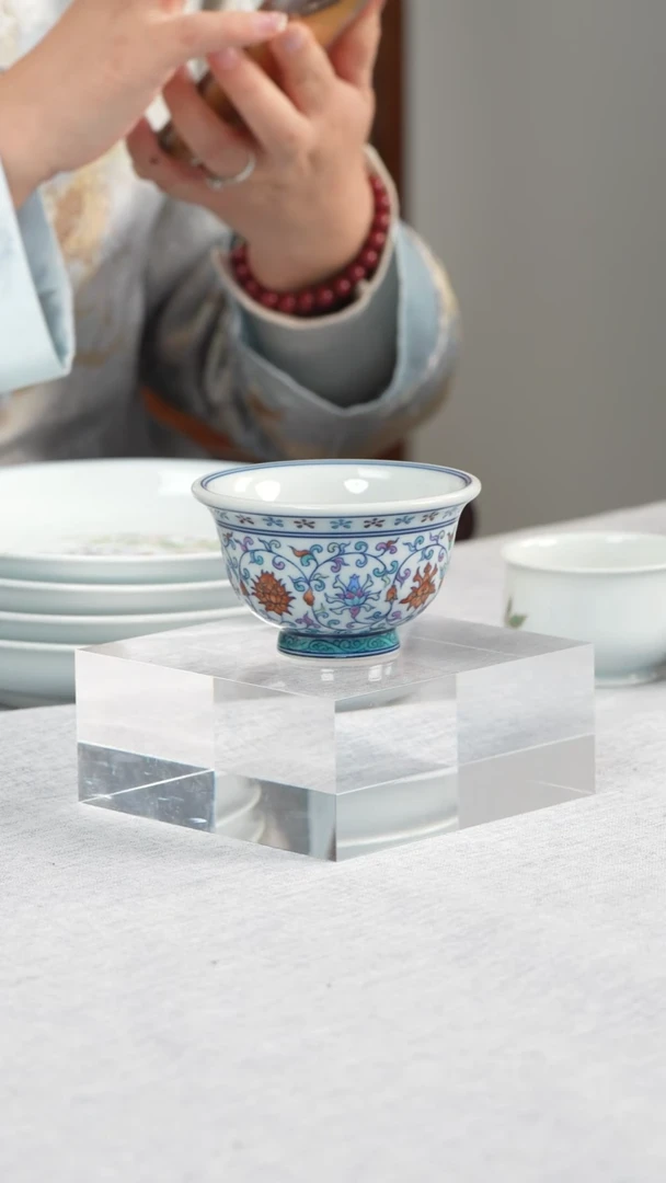 杯子瓷青花斗彩缠枝莲