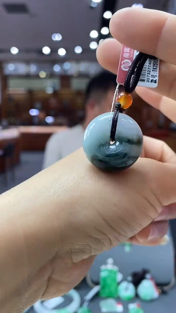 颈饰未镶嵌翡翠平安扣