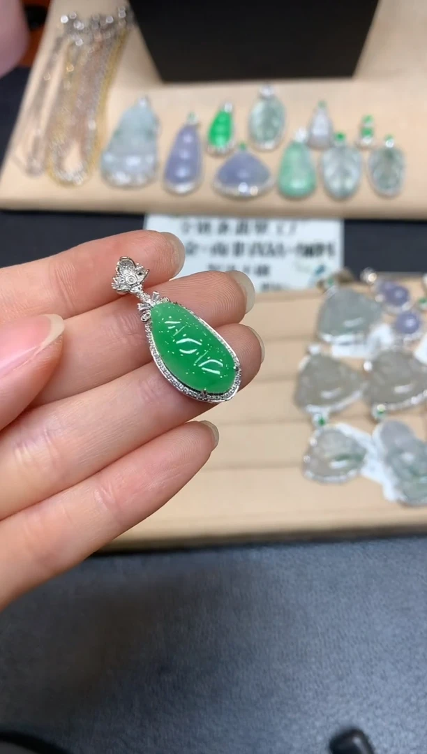 【闪购商品】翡翠颈饰18K金镶嵌福豆【无服务费