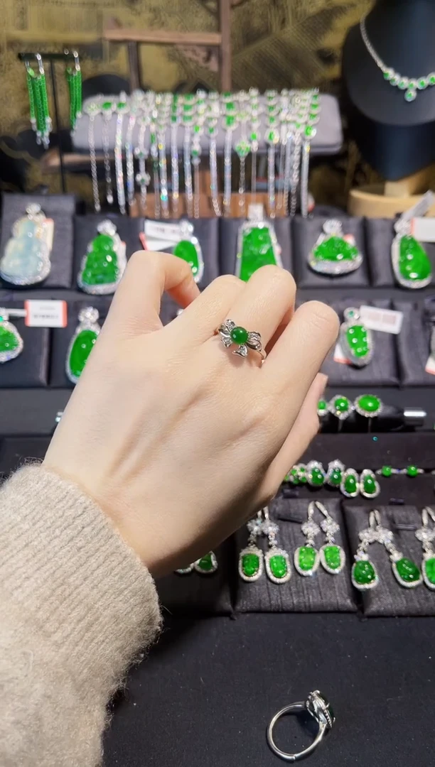 【闪购商品】翡翠戒指银S925镶嵌蝴蝶结蛋面戒指