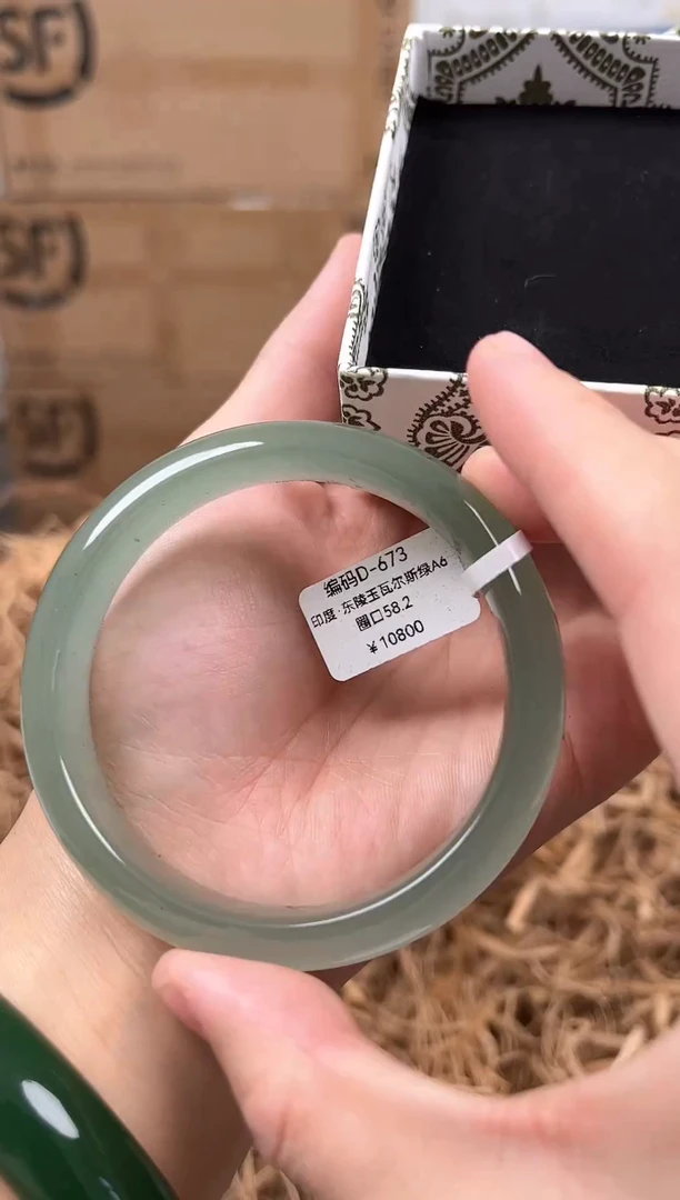 未镶嵌手镯石英质玉D673