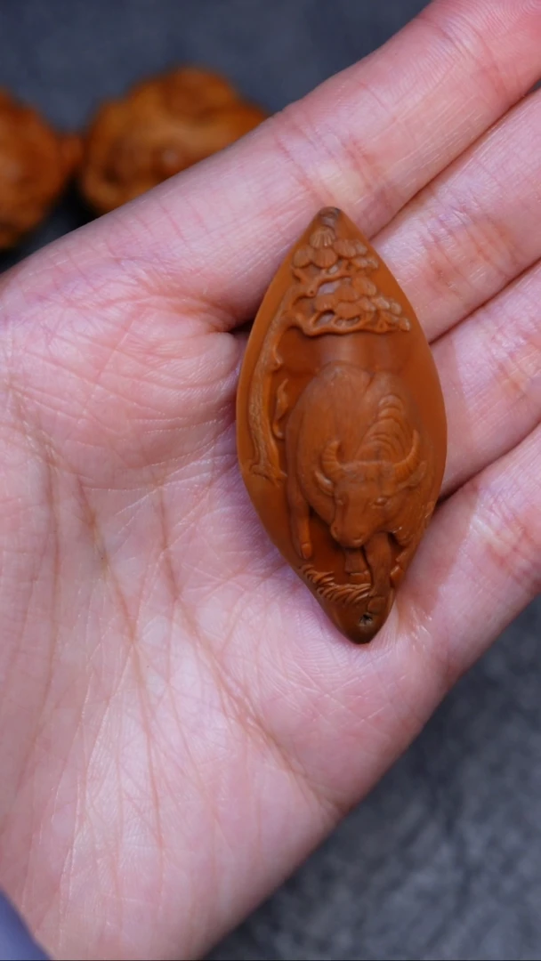 【闪购商品】橄榄核吊坠宋水官生肖牛虚空藏