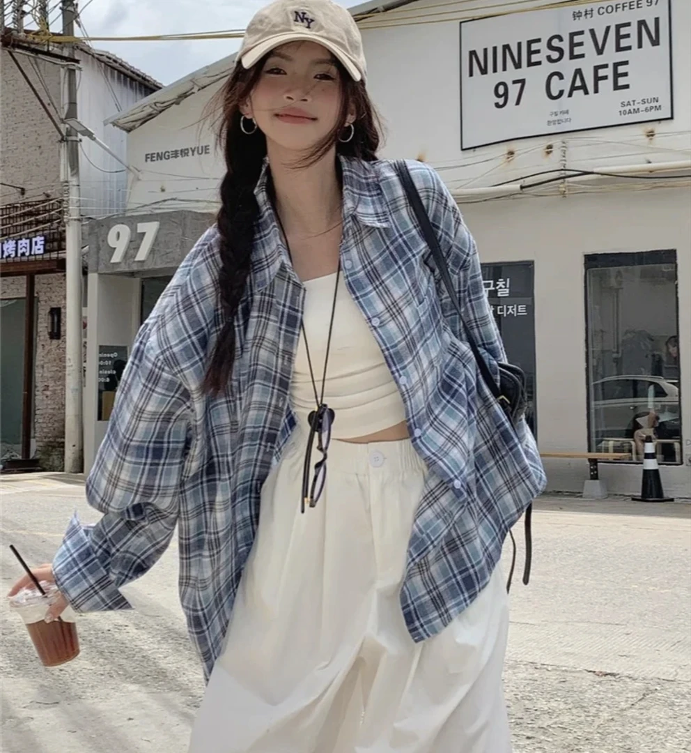 春秋穿搭韩系慵懒风蓝色格子Polo衬衫配上白色阔腿牛仔裤时尚套装