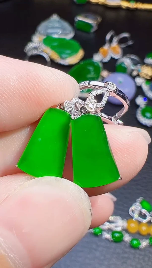 18K金镶嵌翡翠耳饰丹翡翠