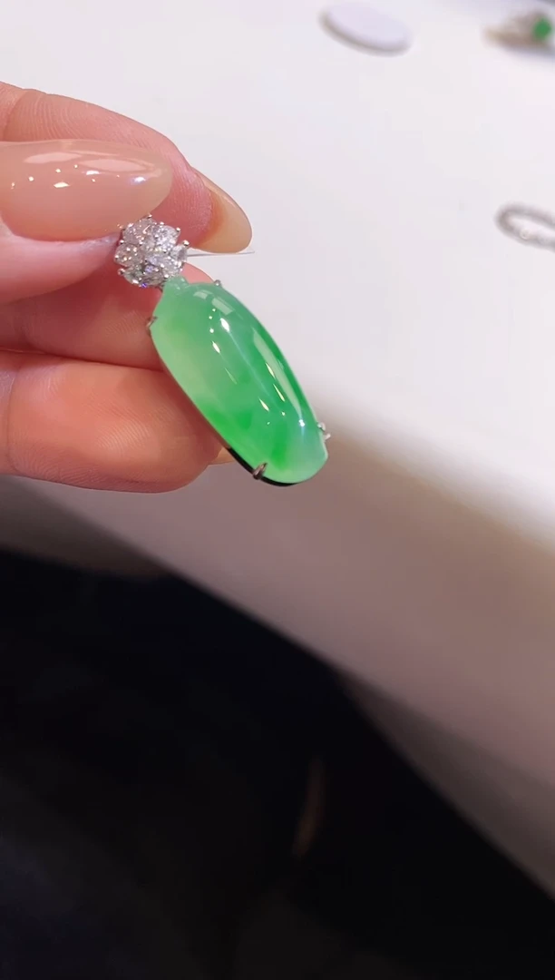 吊坠(不含链)18K金镶嵌翡翠福瓜