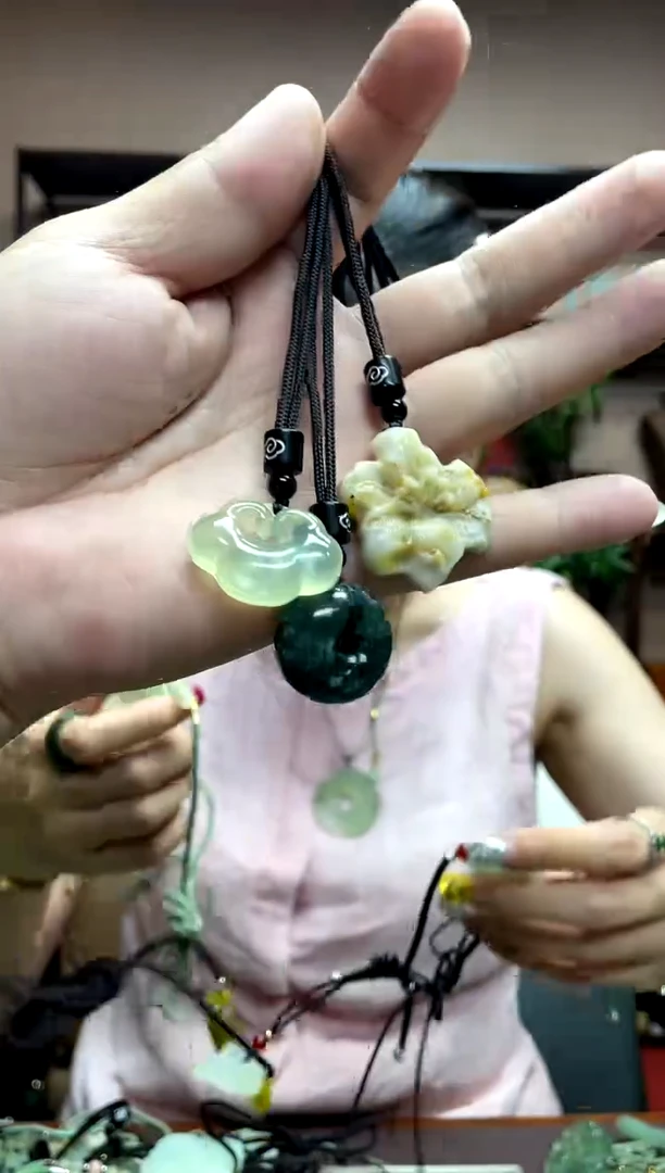 岫玉未镶嵌颈饰·