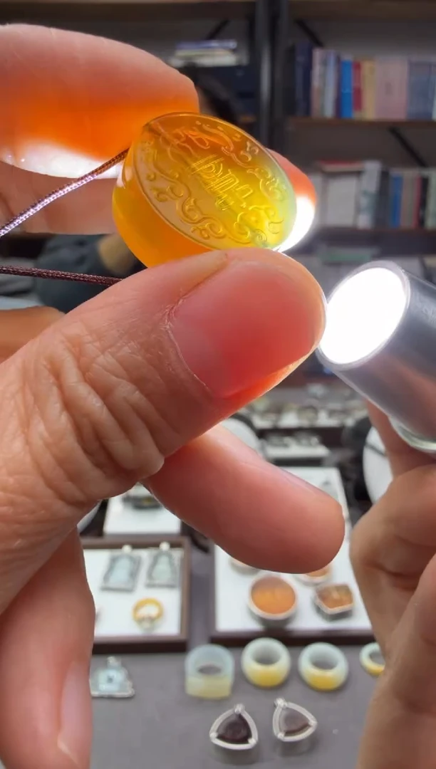 琥珀颈饰未镶嵌如意