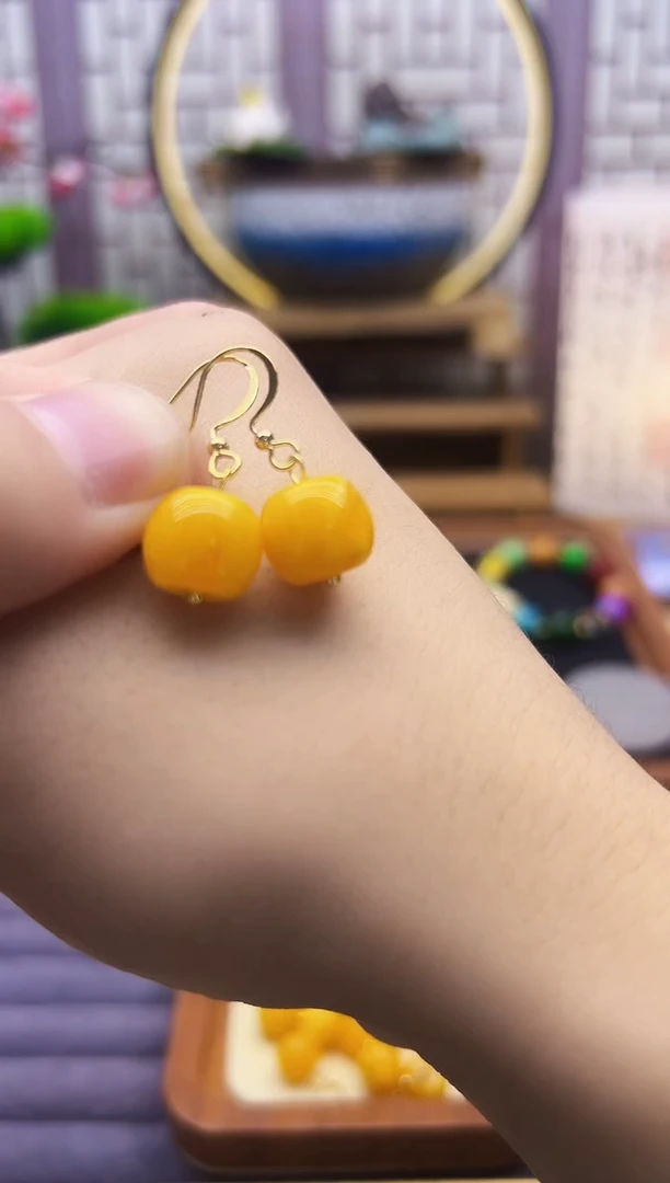 14K金镶嵌蜜蜡耳饰E01