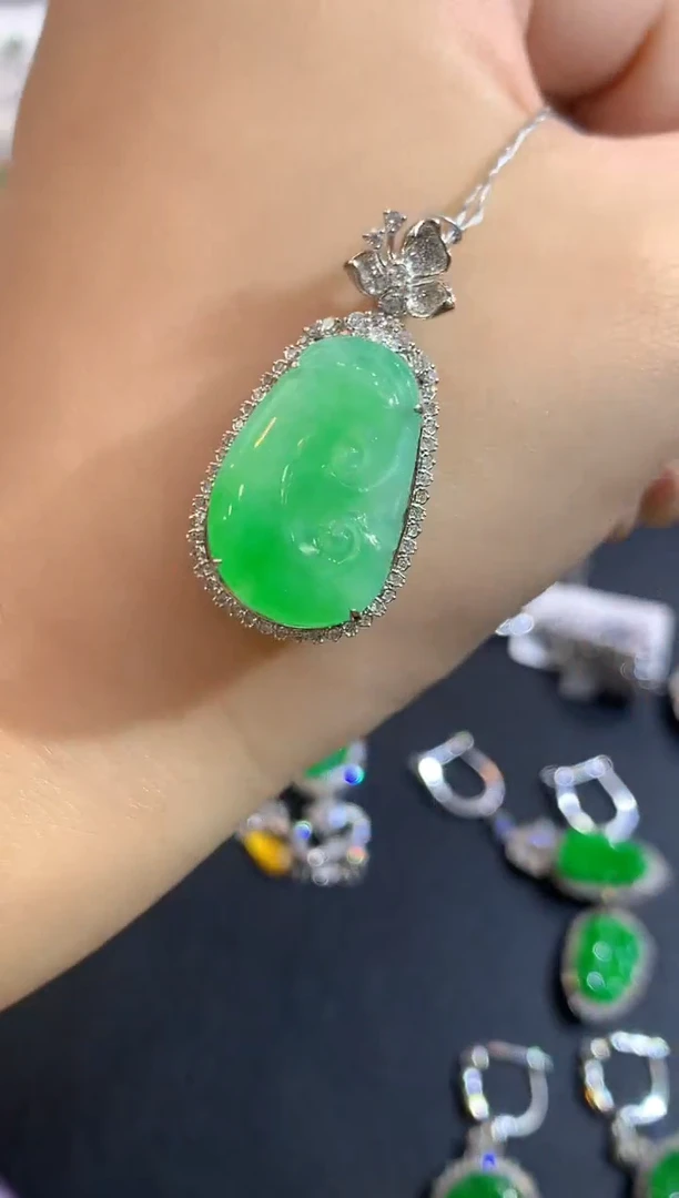 颈饰18K金镶嵌翡翠152-吊坠