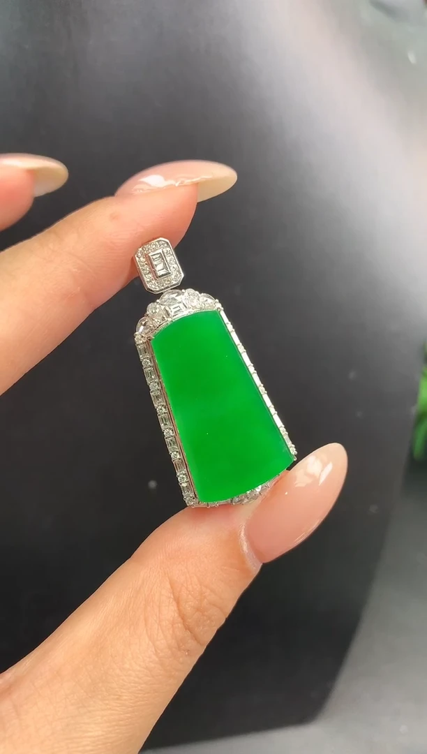 颈饰18K金镶嵌翡翠无事牌