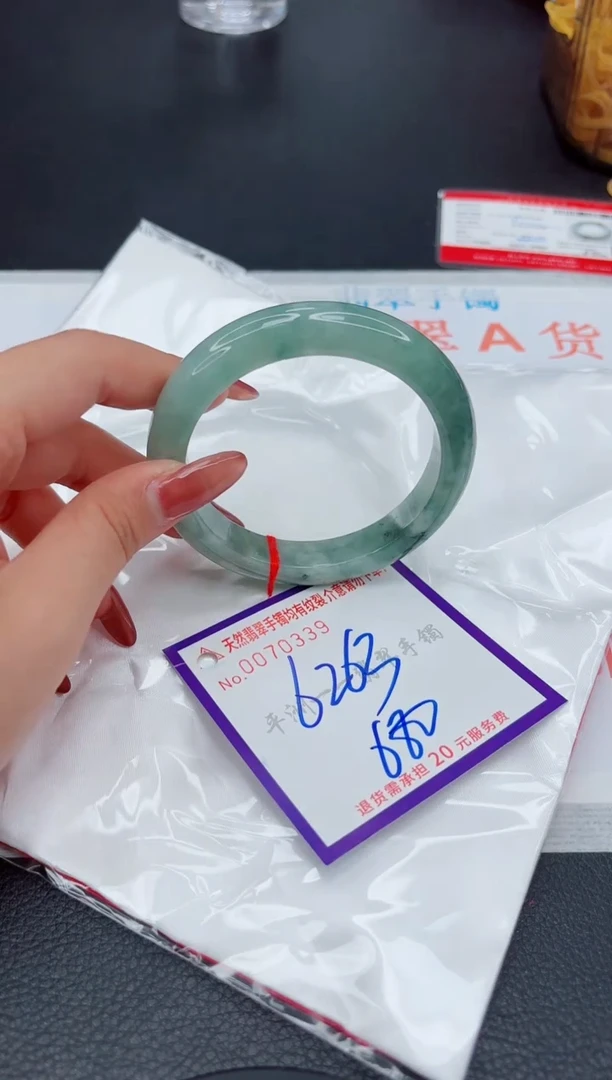 翡翠手镯未镶嵌1