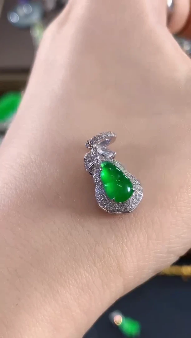 吊坠(不含链)18K金镶嵌翡翠小*C189 定制