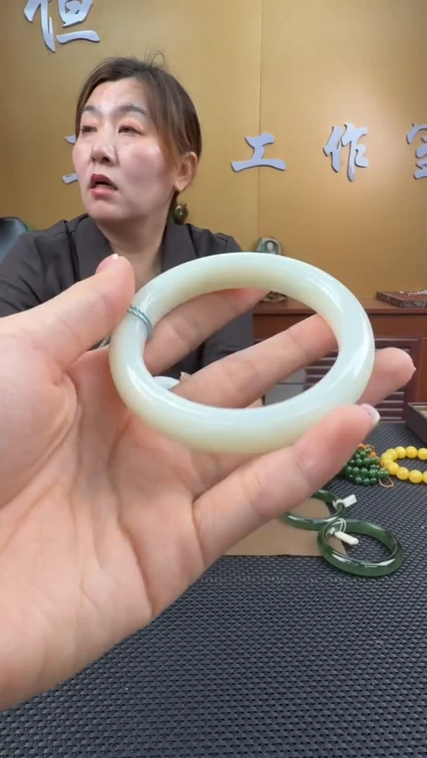 颈饰未镶嵌和田玉手镯60