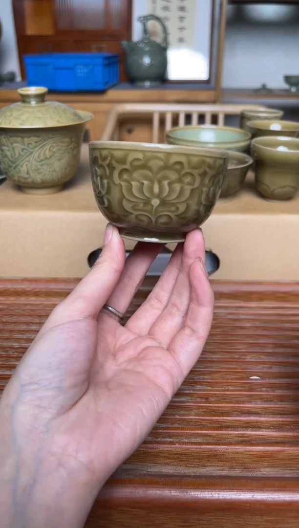 瓷器耀州窑纯手工姜黄釉菊纹直口杯