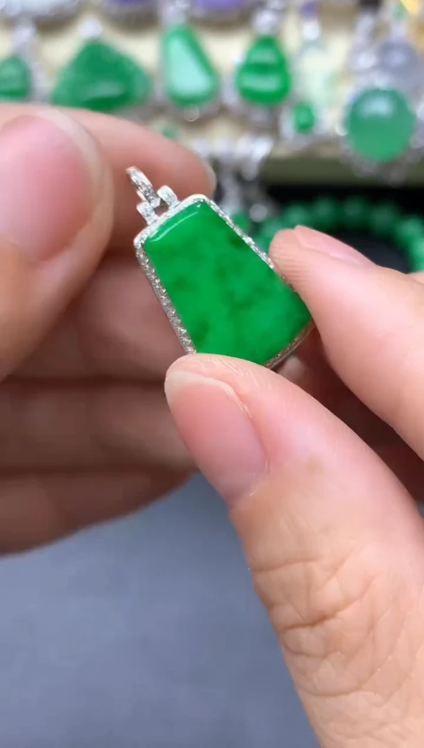 颈饰18K金镶嵌翡翠610-中国好珍宝