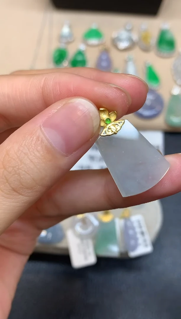 颈饰18K金镶嵌翡翠无事牌【无服务费