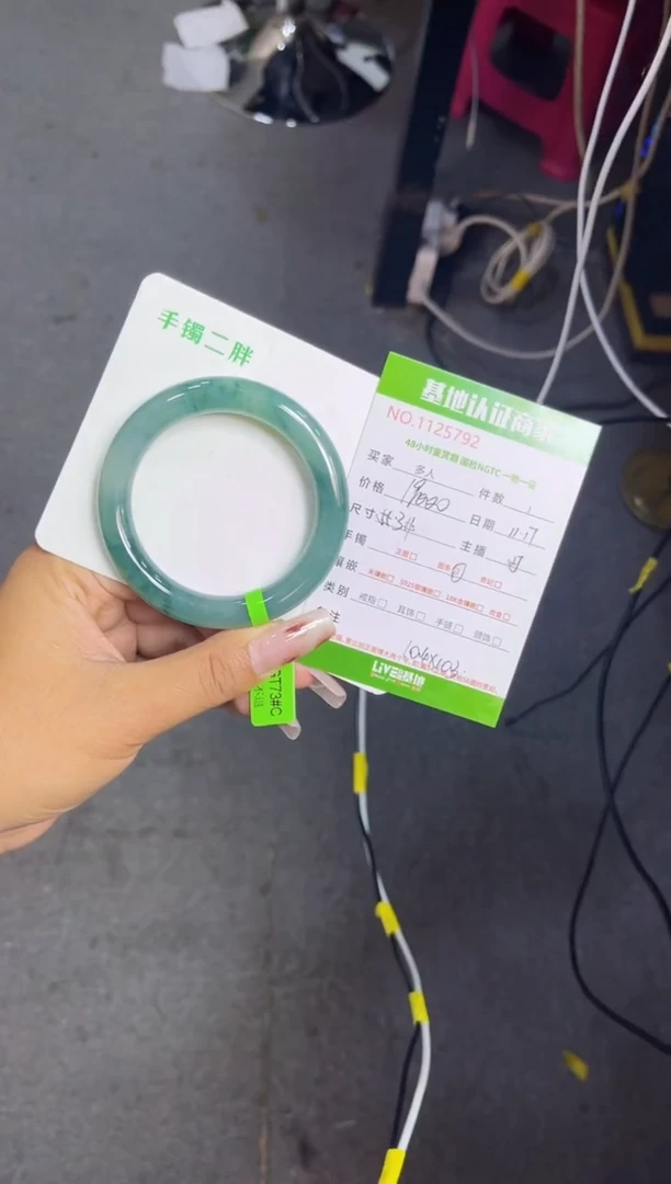 未镶嵌手镯（圆镯）翡翠多人