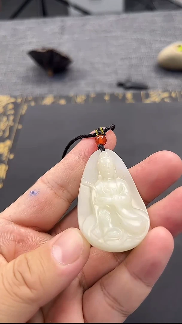 吊坠(赠链)未镶嵌和田玉玉观音牌