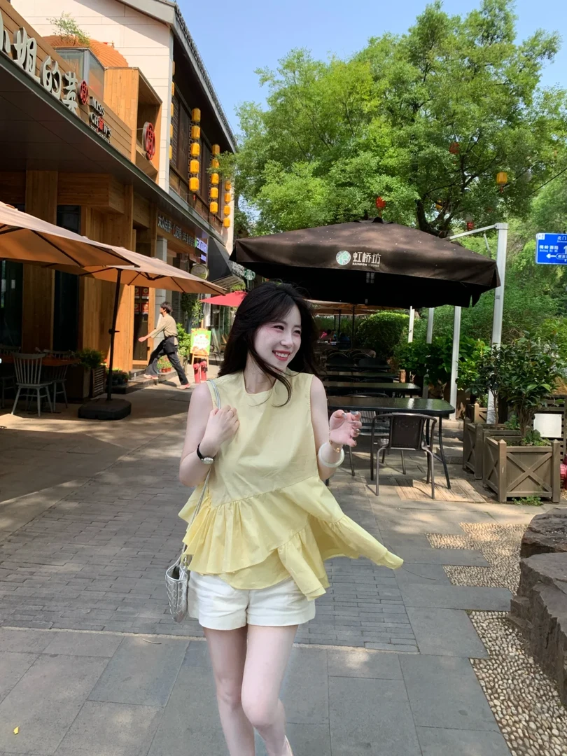 2025夏季新款韩系穿搭黄色不规则无袖上衣搭配白色短裤显瘦两件套