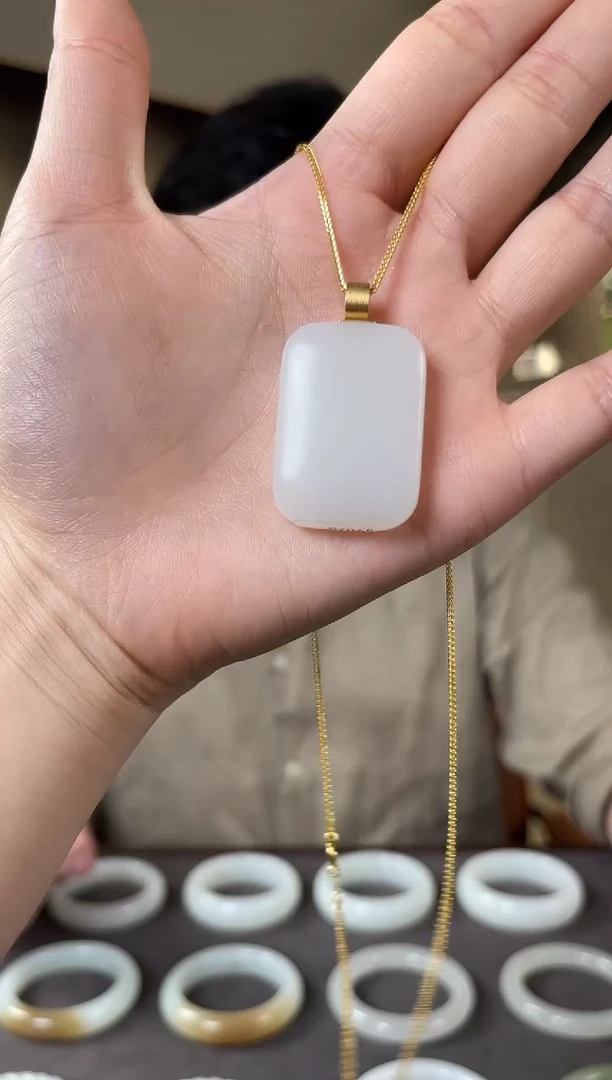 颈饰18K金镶嵌和田玉羊脂白吊坠一个