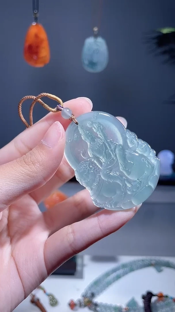 翡翠未镶嵌颈饰文殊